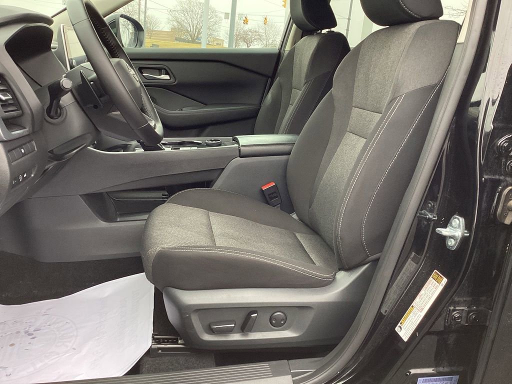 Used 2025 Nissan Rogue SV image 15