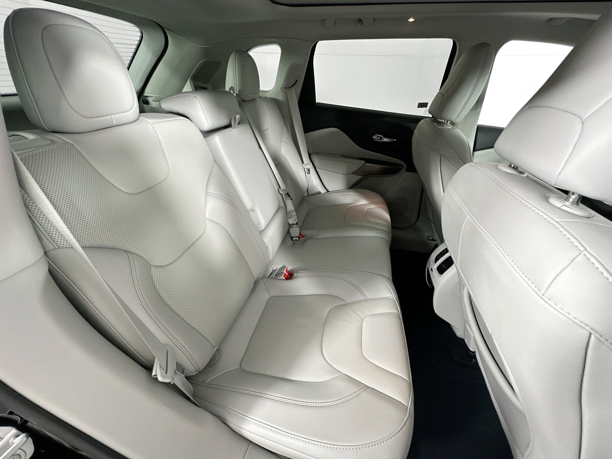 Used 2022 Jeep Cherokee Latitude Lux w/ Sun & Sound Group FWD image 26