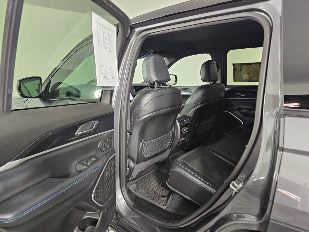 Used 2022 Jeep Grand Cherokee Trailhawk AWD/4WD image 32