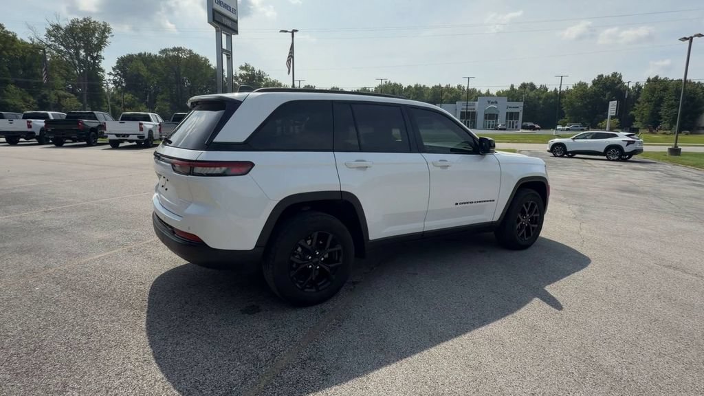Used 2025 Jeep Grand Cherokee Altitude AWD/4WD image 8