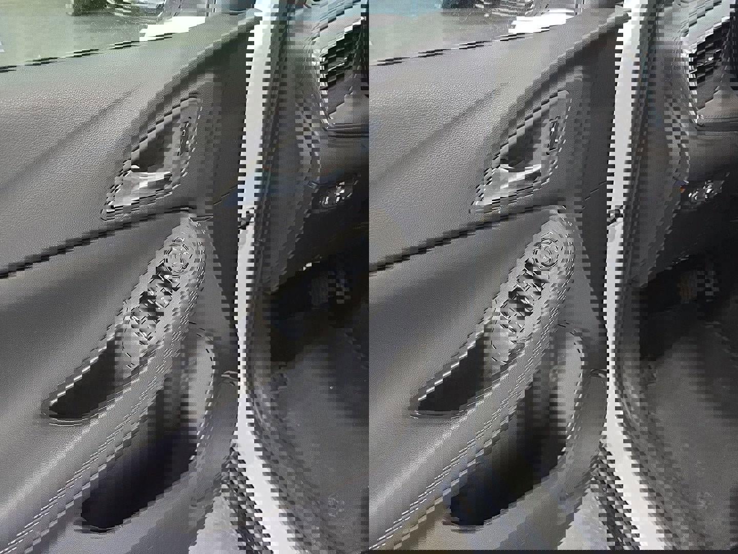 Used 2024 Buick Encore GX Sport Touring image 8