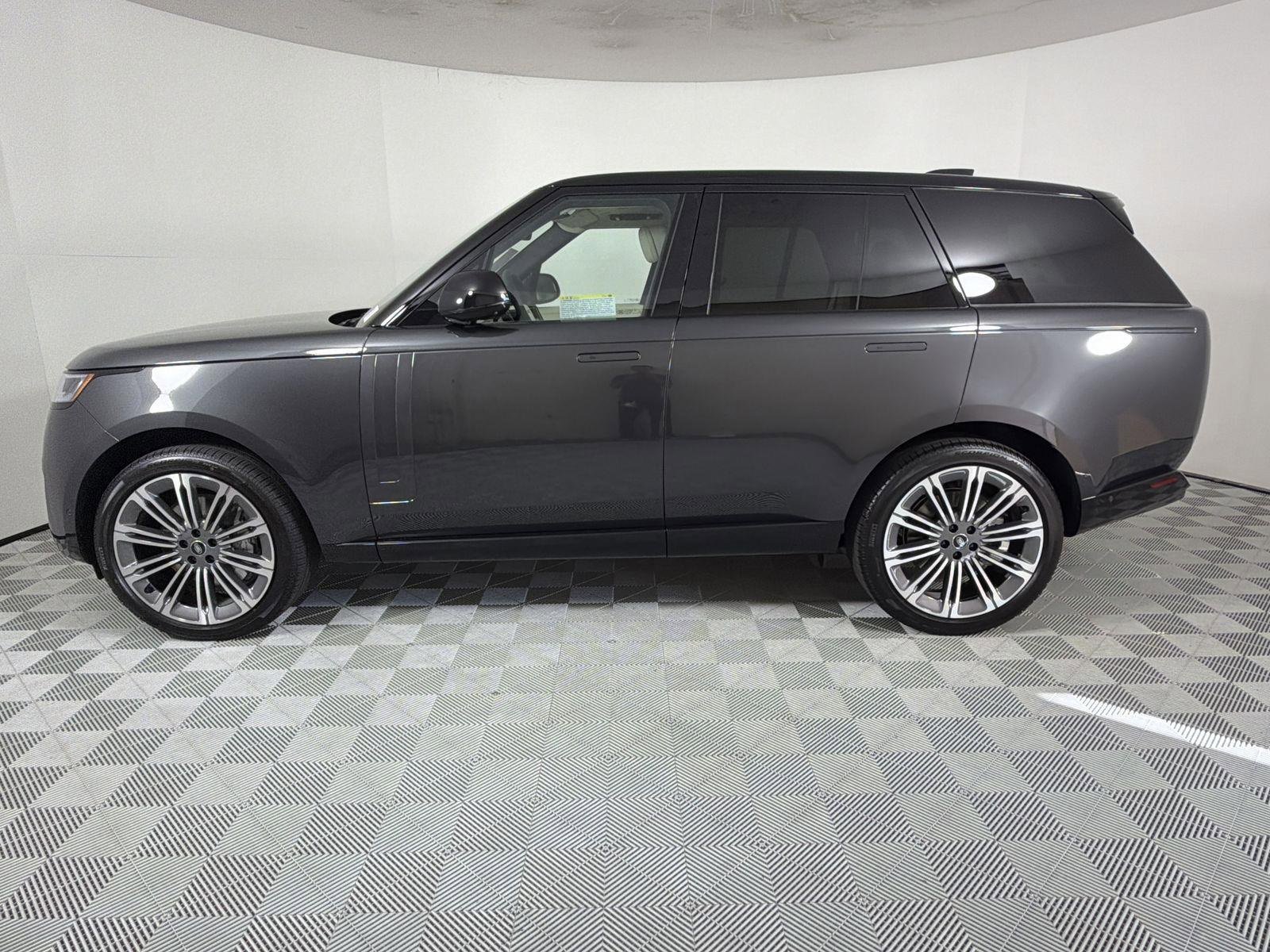 New 2025 Land Rover Range Rover SE image 2