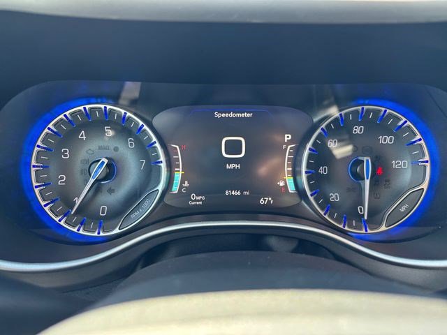 Used 2023 Chrysler Pacifica Touring-L image 16