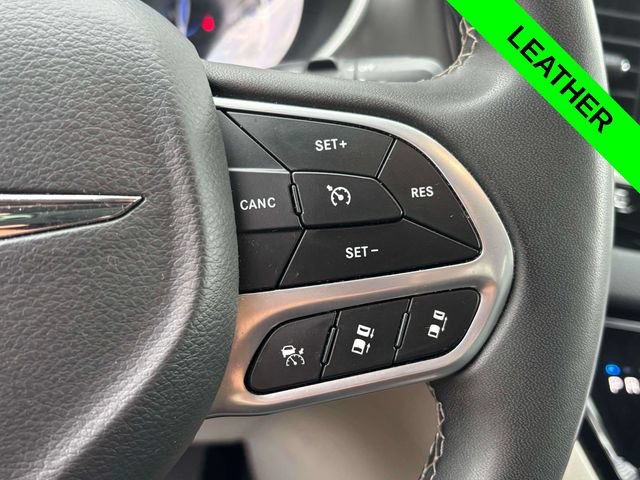 Used 2023 Chrysler Pacifica Touring-L FWD image 12