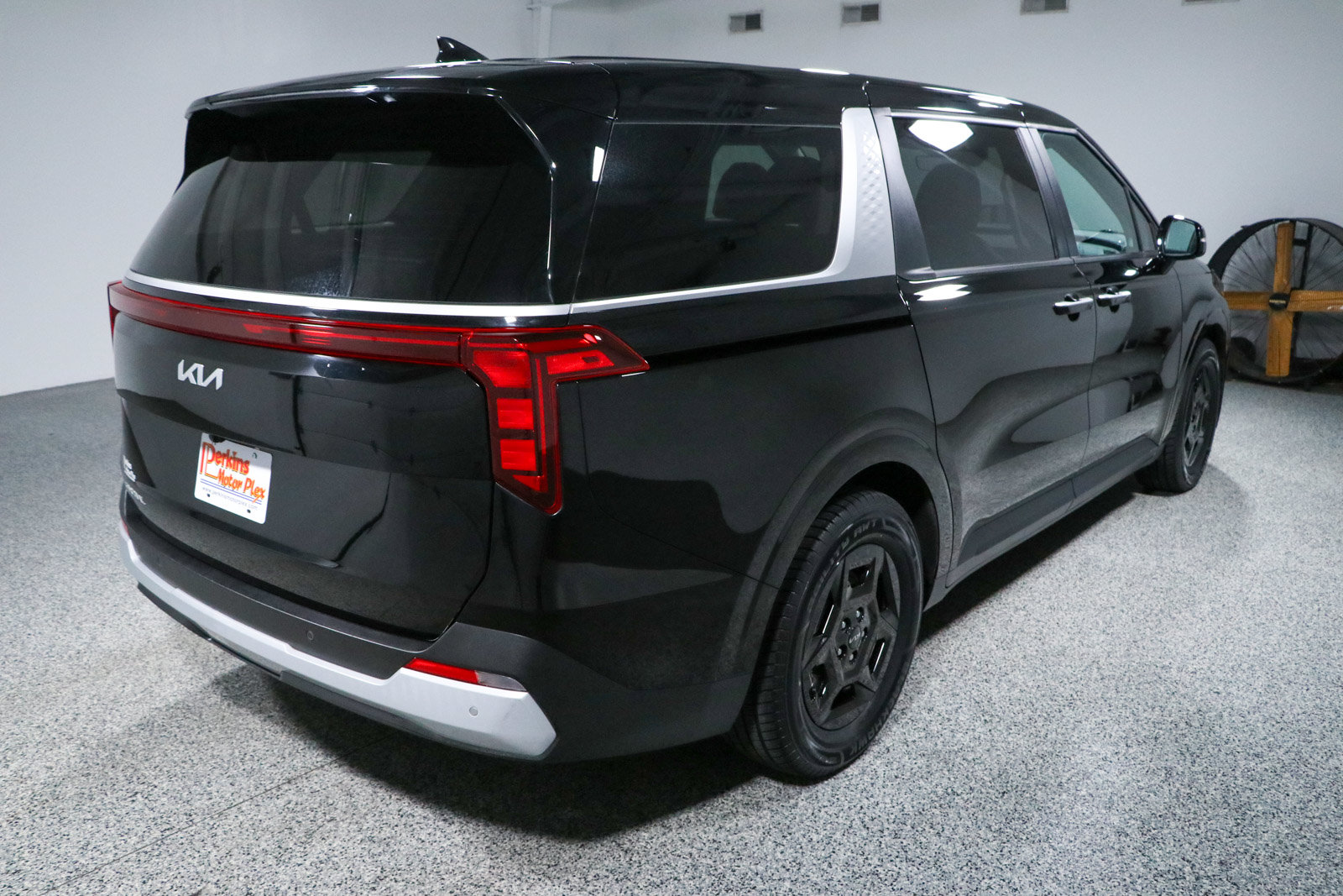 Used 2025 Kia Carnival FWD image 7
