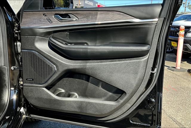 New 2025 Jeep Grand Cherokee L Overland w/ Luxury Tech Group IV image 27