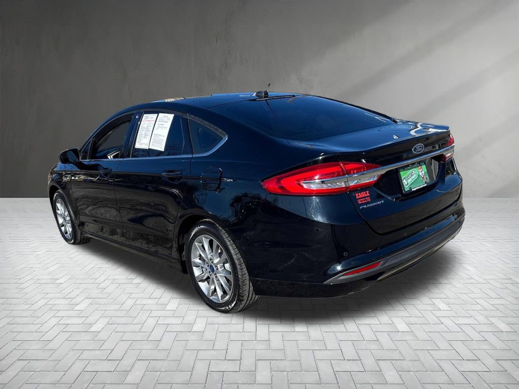 Used 2017 Ford Fusion SE w/ Fusion SE Technology Package image 3