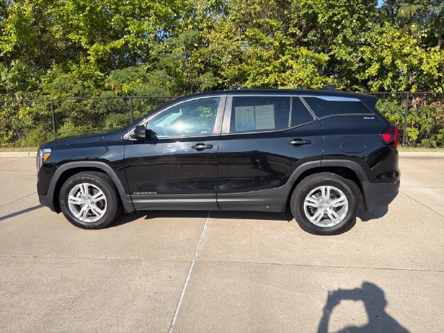 Used 2024 GMC Terrain SLE FWD image 2