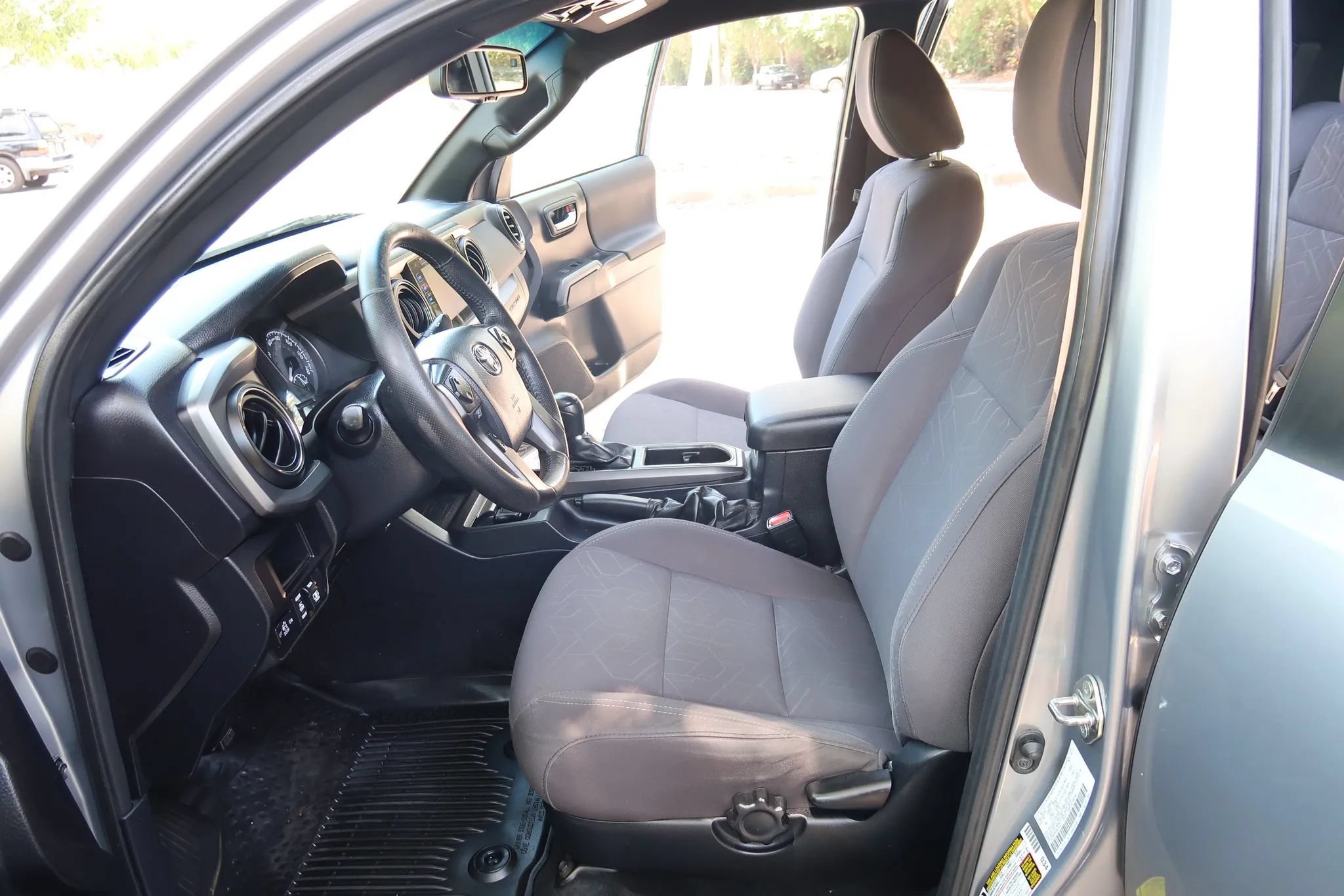 Used 2017 Toyota Tacoma TRD Off-Road w/ Tow Package AWD/4WD image 18