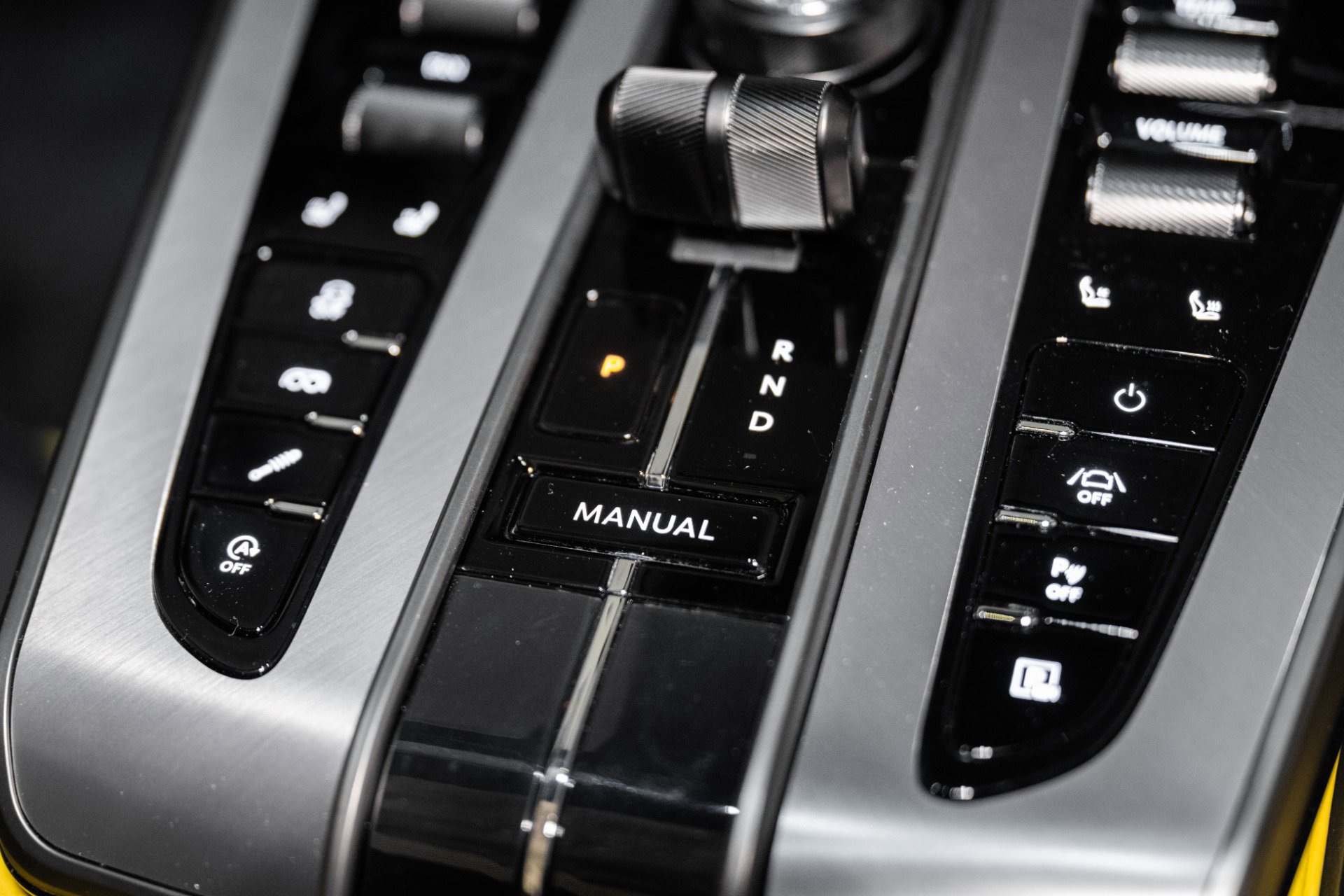 Used 2025 Aston Martin Vanquish image 32