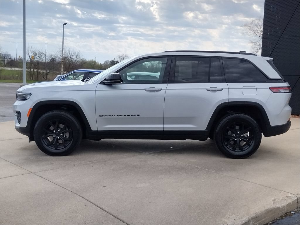 Used 2025 Jeep Grand Cherokee Altitude AWD/4WD image 17