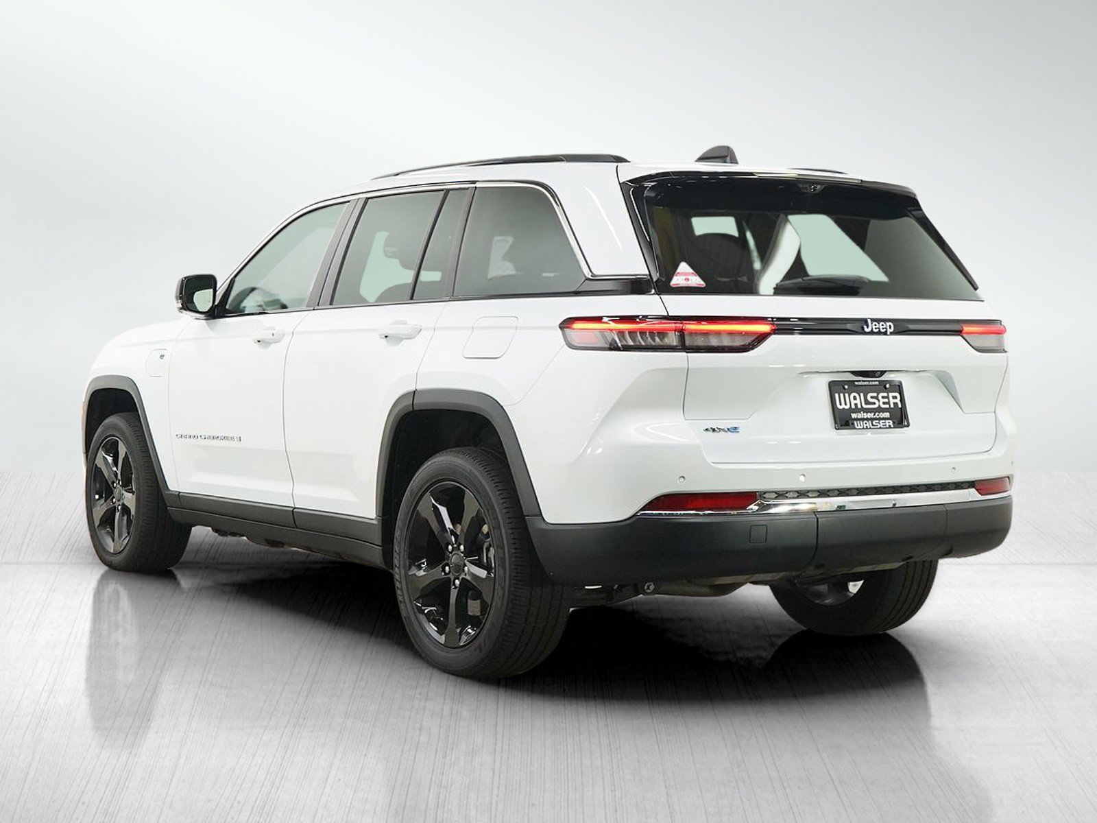 Used 2022 Jeep Grand Cherokee Limited 4xe w/ Luxury Tech Group II AWD/4WD image 3