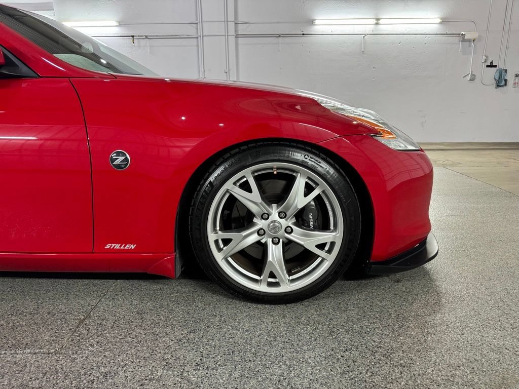 Used 2011 Nissan 370Z Touring w/ Sport Pkg RWD image 4
