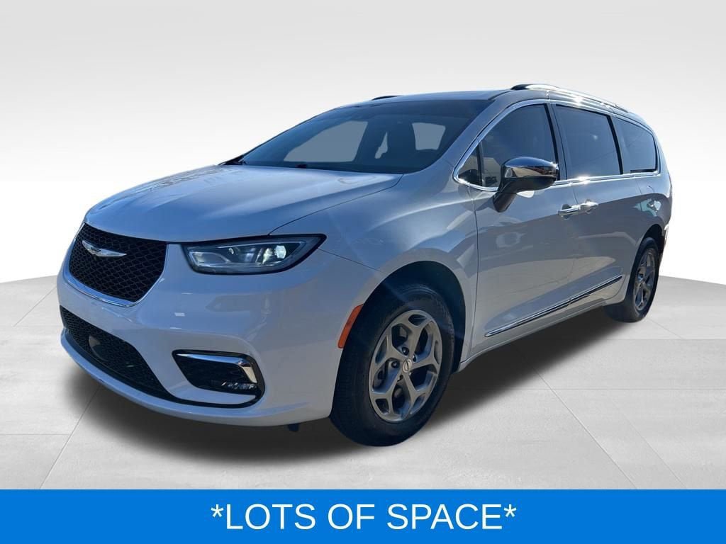 Used 2023 Chrysler Pacifica Limited w/ Uconnect Theater Family Group AWD/4WD image 8