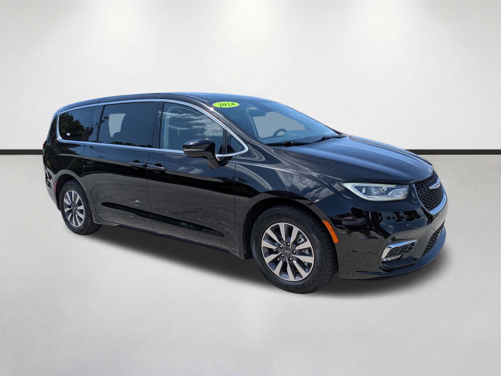Used 2024 Chrysler Pacifica Limited FWD image 2