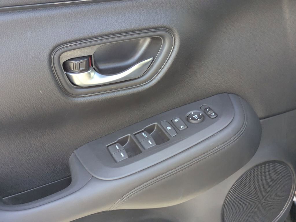 Used 2025 Honda HR-V LX image 16