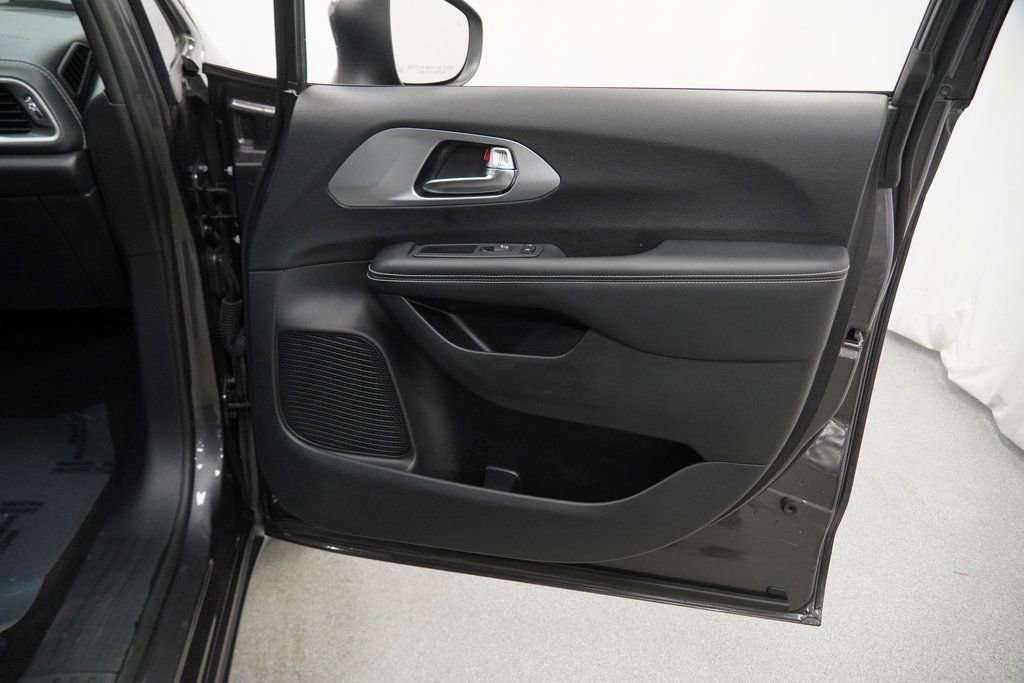 Used 2023 Chrysler Pacifica Touring-L w/ S Appearance Package image 43