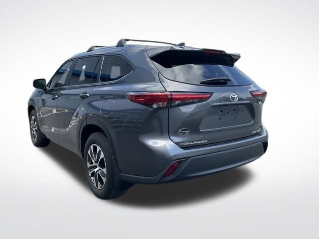 Used 2023 Toyota Highlander XLE AWD/4WD image 5