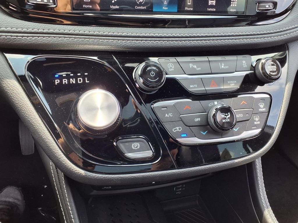 New 2026 Chrysler Pacifica Limited w/ Uconnect Theater Family Group FWD image 9
