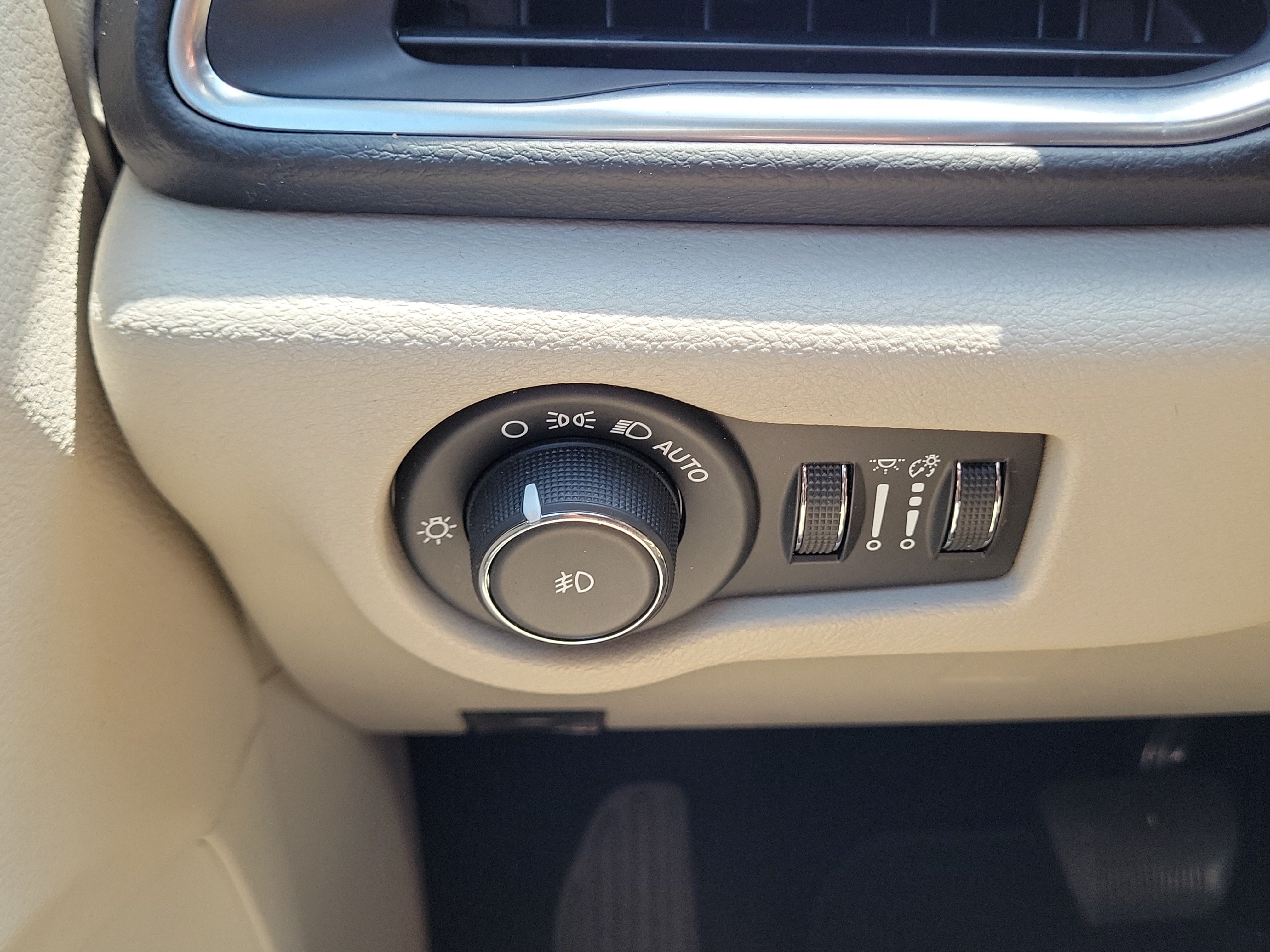 Used 2019 Chrysler Pacifica Touring-L Plus FWD image 27