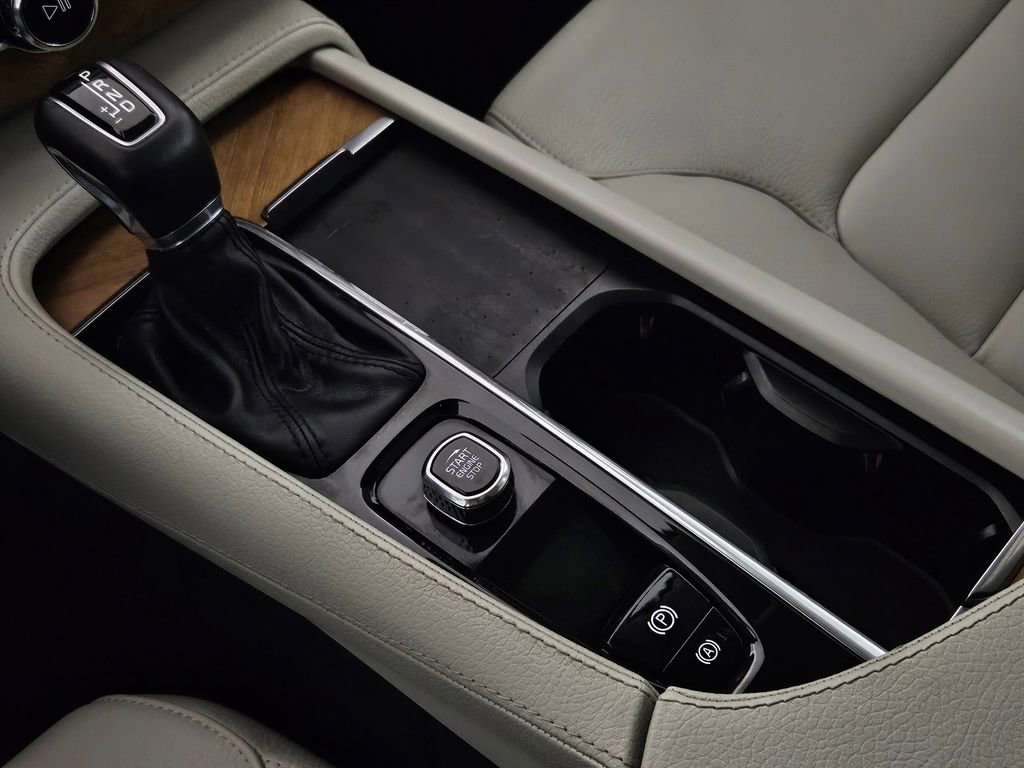 Used 2022 Volvo XC90 T6 Momentum w/ Advanced Package image 16