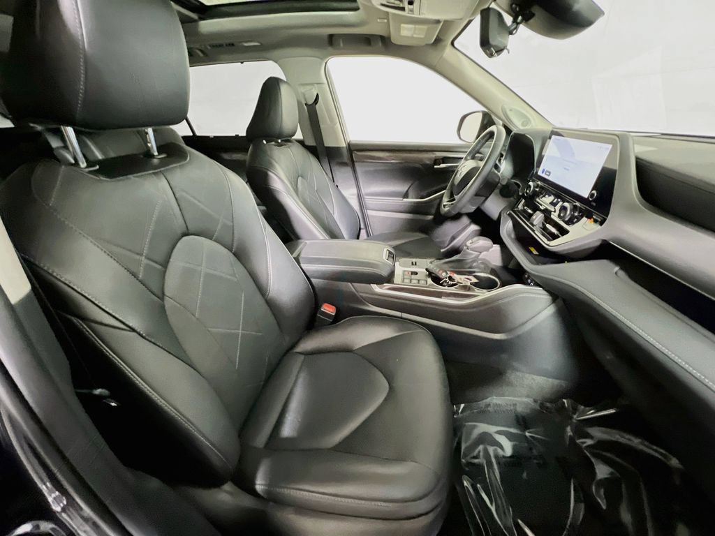 Certified 2024 Toyota Highlander Platinum AWD/4WD image 26