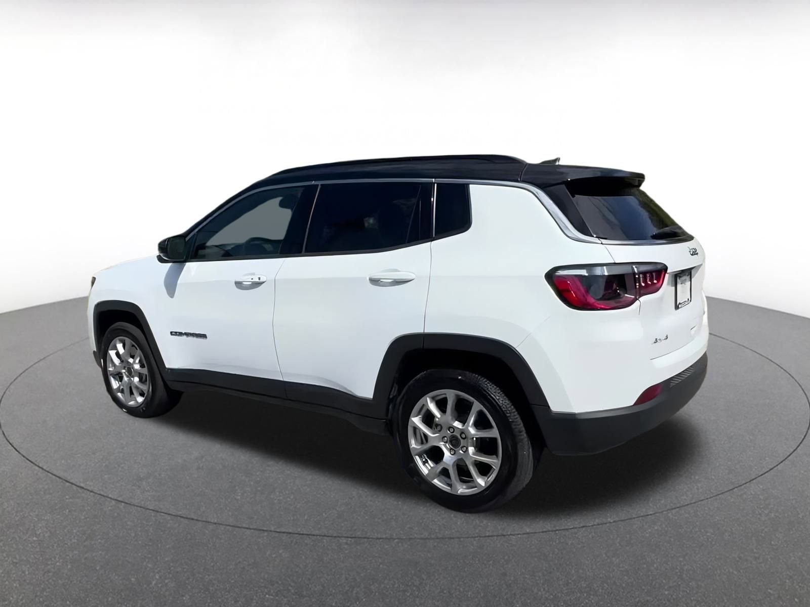 Used 2025 Jeep Compass Limited image 10