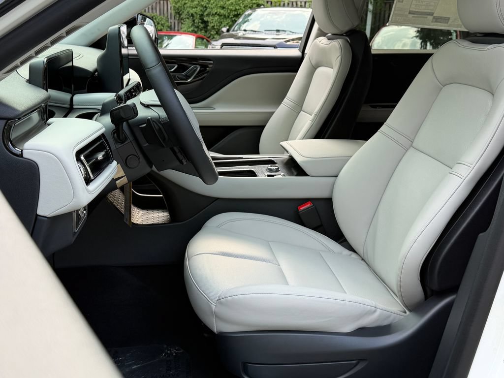 New 2026 Lincoln Aviator AWD w/ Jet Appearance Package image 24