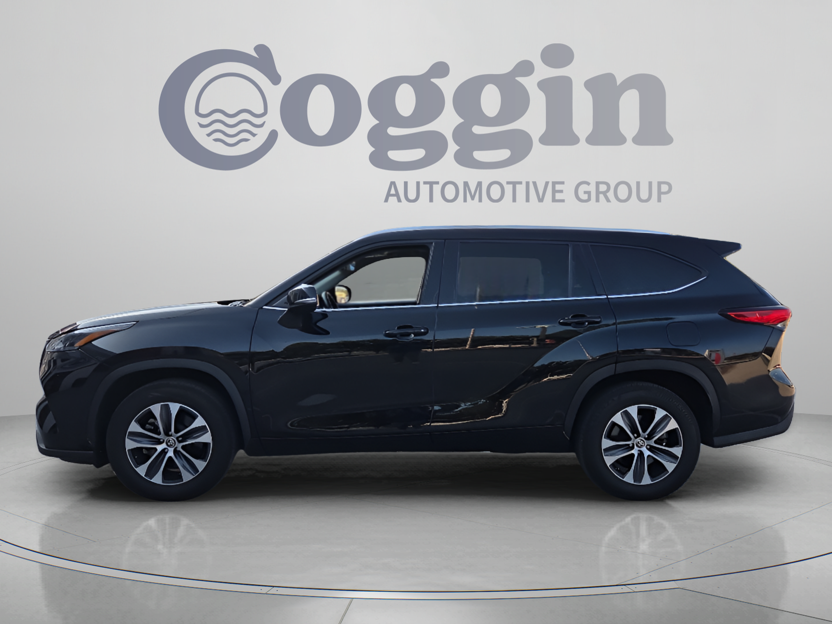 Used 2021 Toyota Highlander XLE FWD image 2