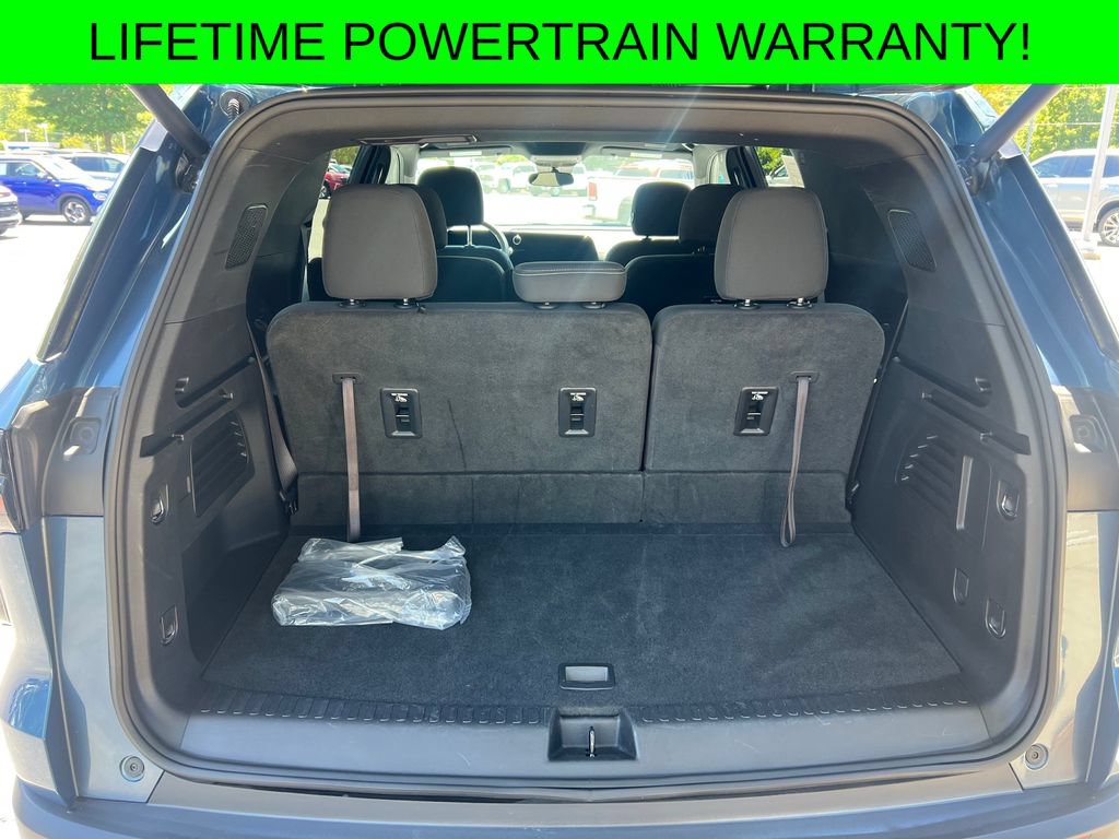 Used 2025 Chevrolet Traverse LT FWD image 17