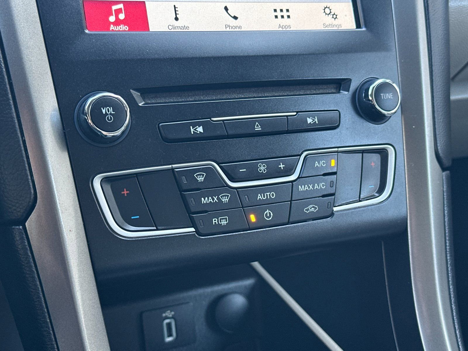 Used 2017 Ford Fusion SE w/ Fusion SE Technology Package image 22