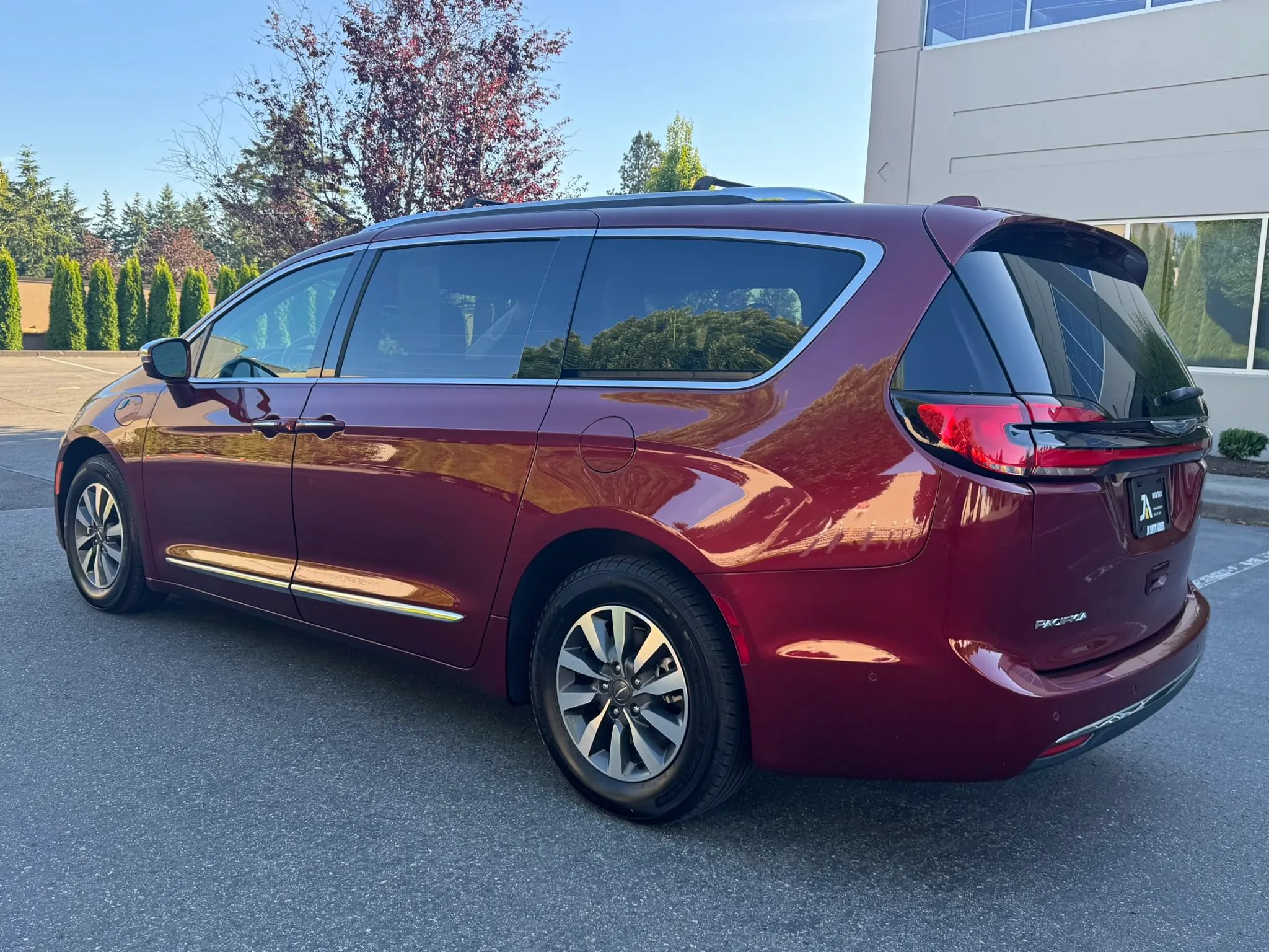 Used 2021 Chrysler Pacifica Limited w/ Premium & Safety Sphere Group FWD image 7