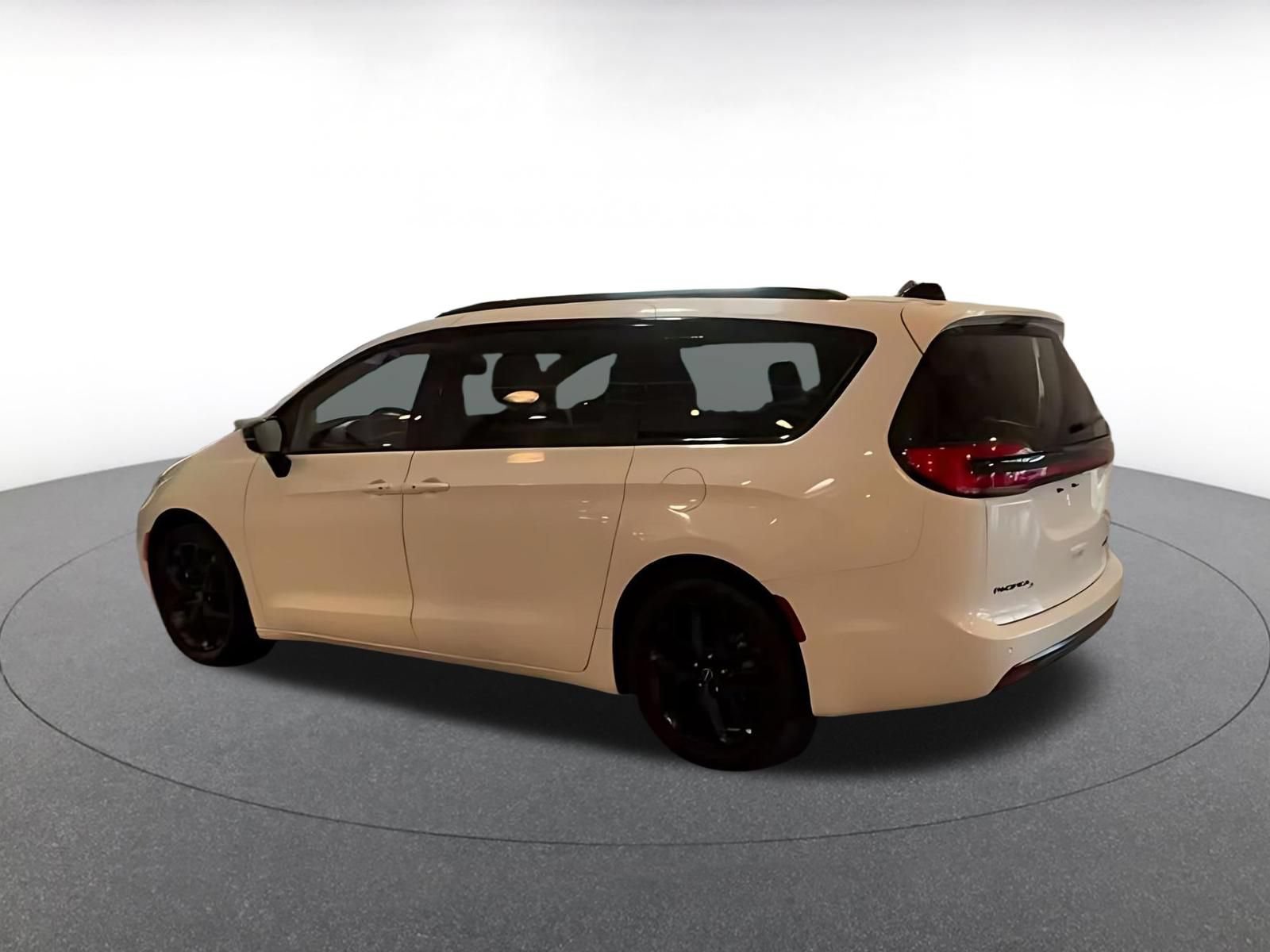 Used 2025 Chrysler Pacifica Limited FWD image 9