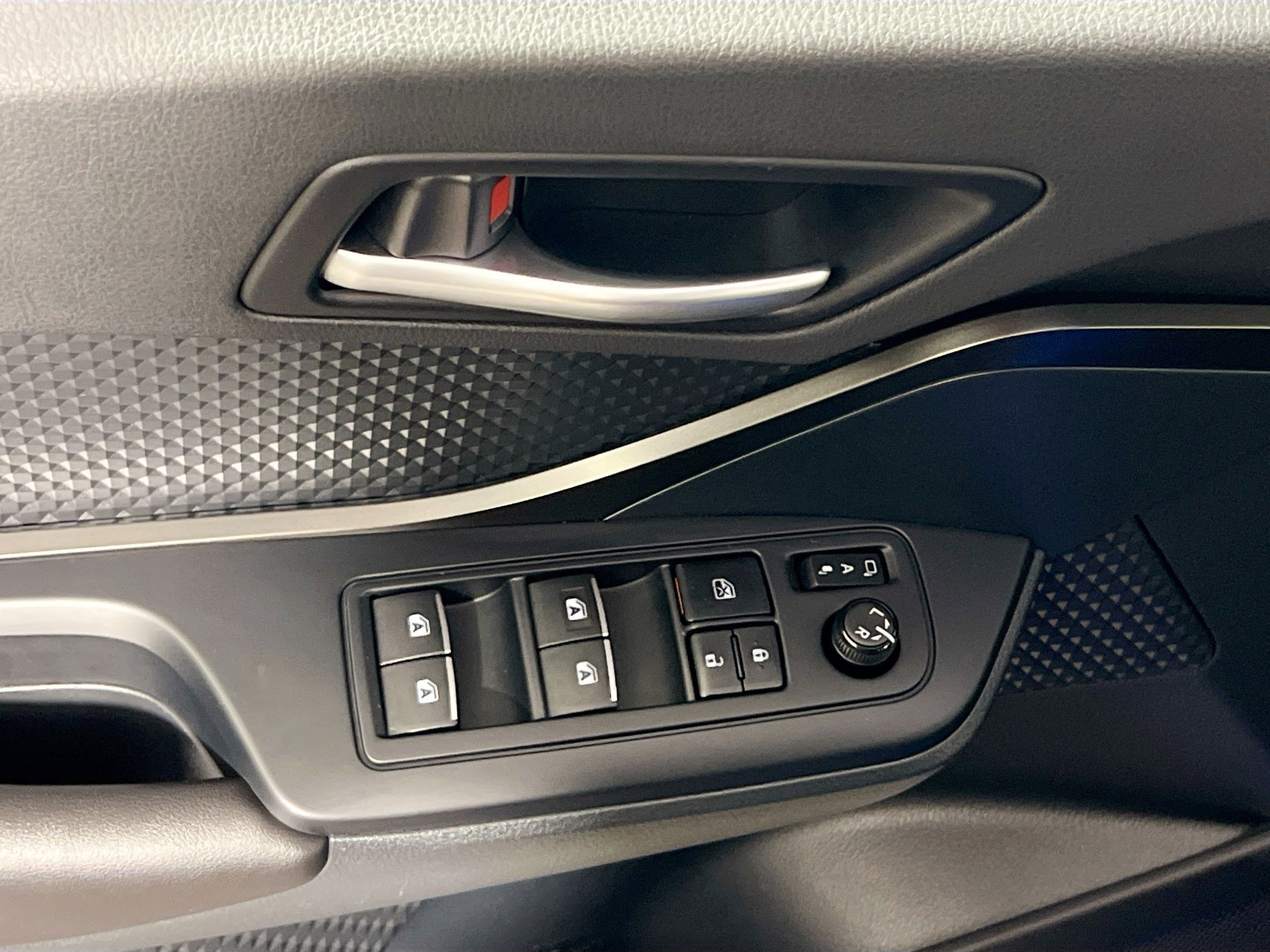 Used 2018 Toyota C-HR XLE image 16