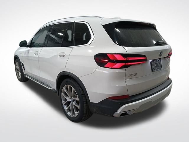 Used 2025 BMW X5 xDrive50e image 3