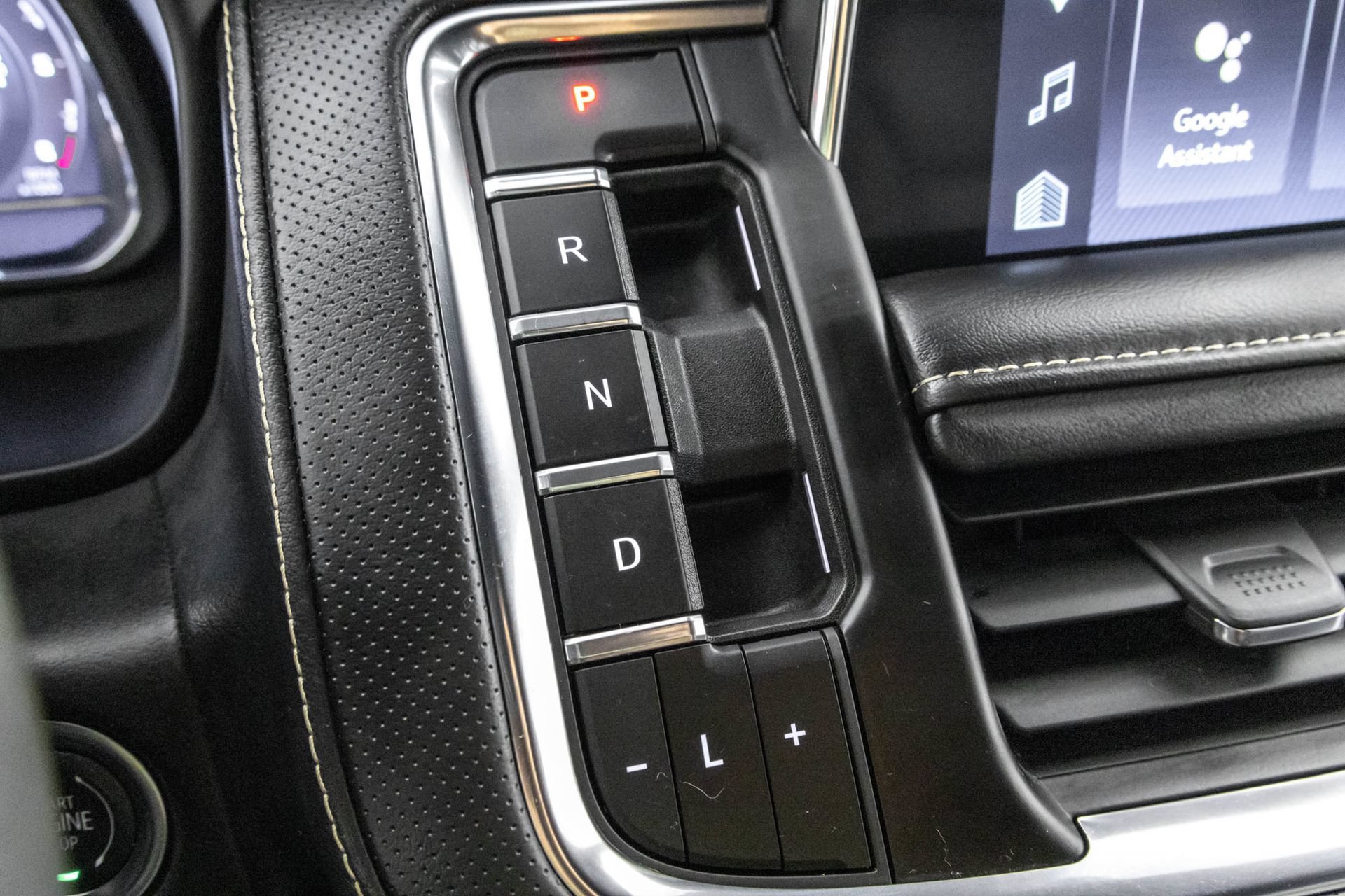 Used 2024 Chevrolet Suburban Premier w/ Premium Package AWD/4WD image 29