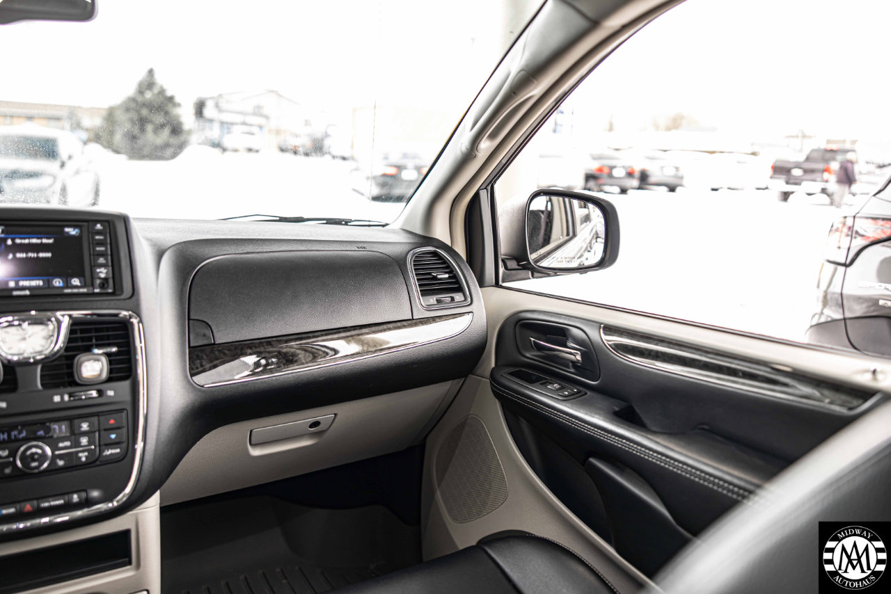 Used 2015 Chrysler Town & Country Touring-L w/ Driver Convenience Group image 14