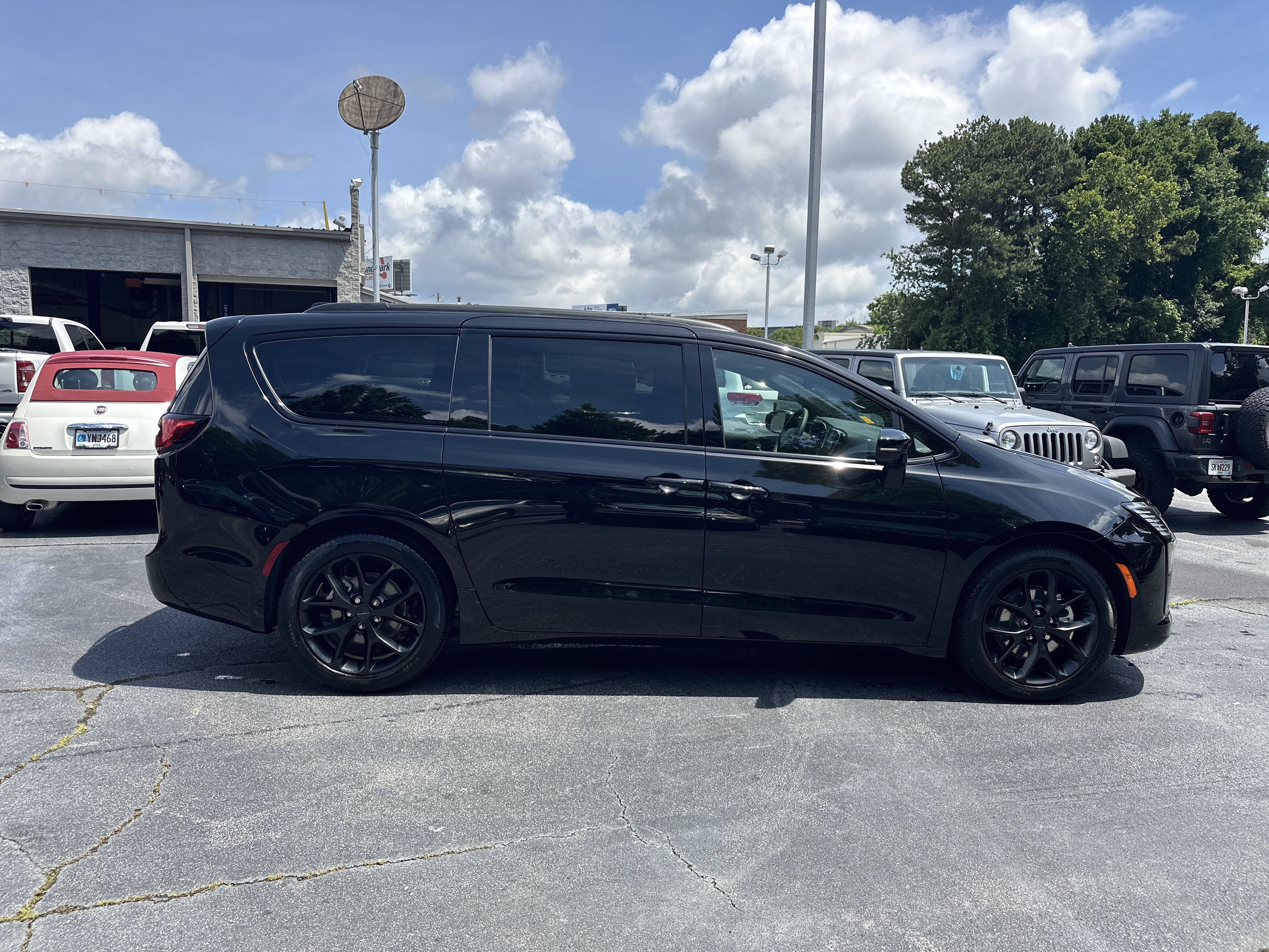 New 2027 Chrysler Pacifica Limited FWD image 10