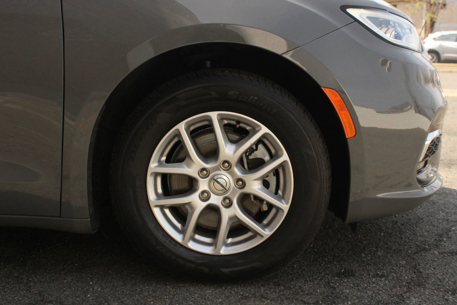 Used 2023 Chrysler Pacifica Touring-L FWD image 9