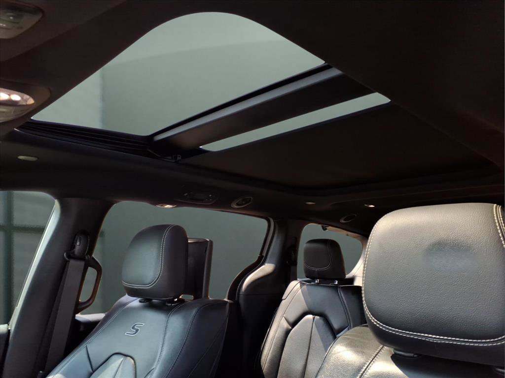 Used 2020 Chrysler Pacifica Touring-L Plus FWD image 16