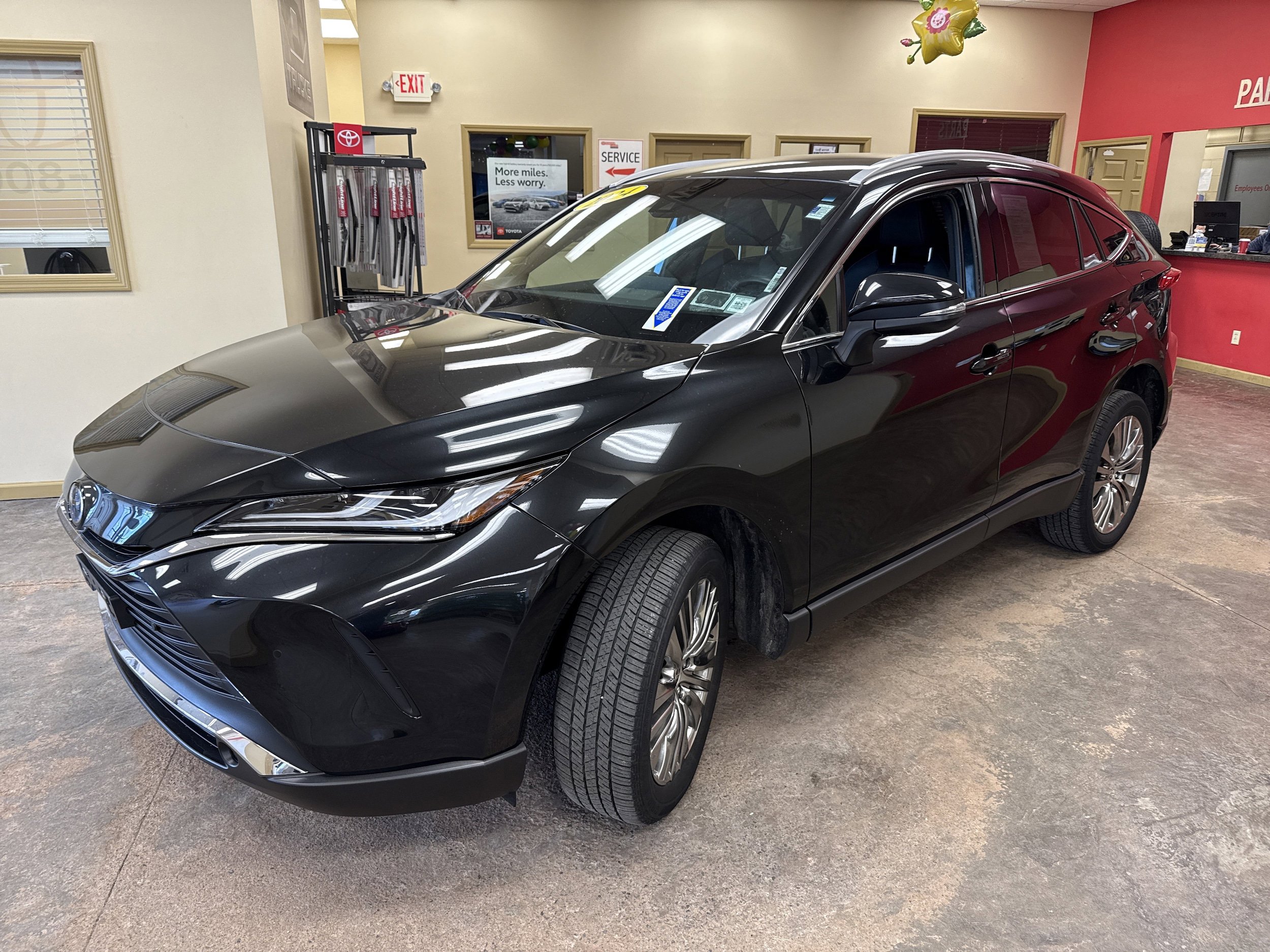 Used 2024 Toyota Venza XLE image 3