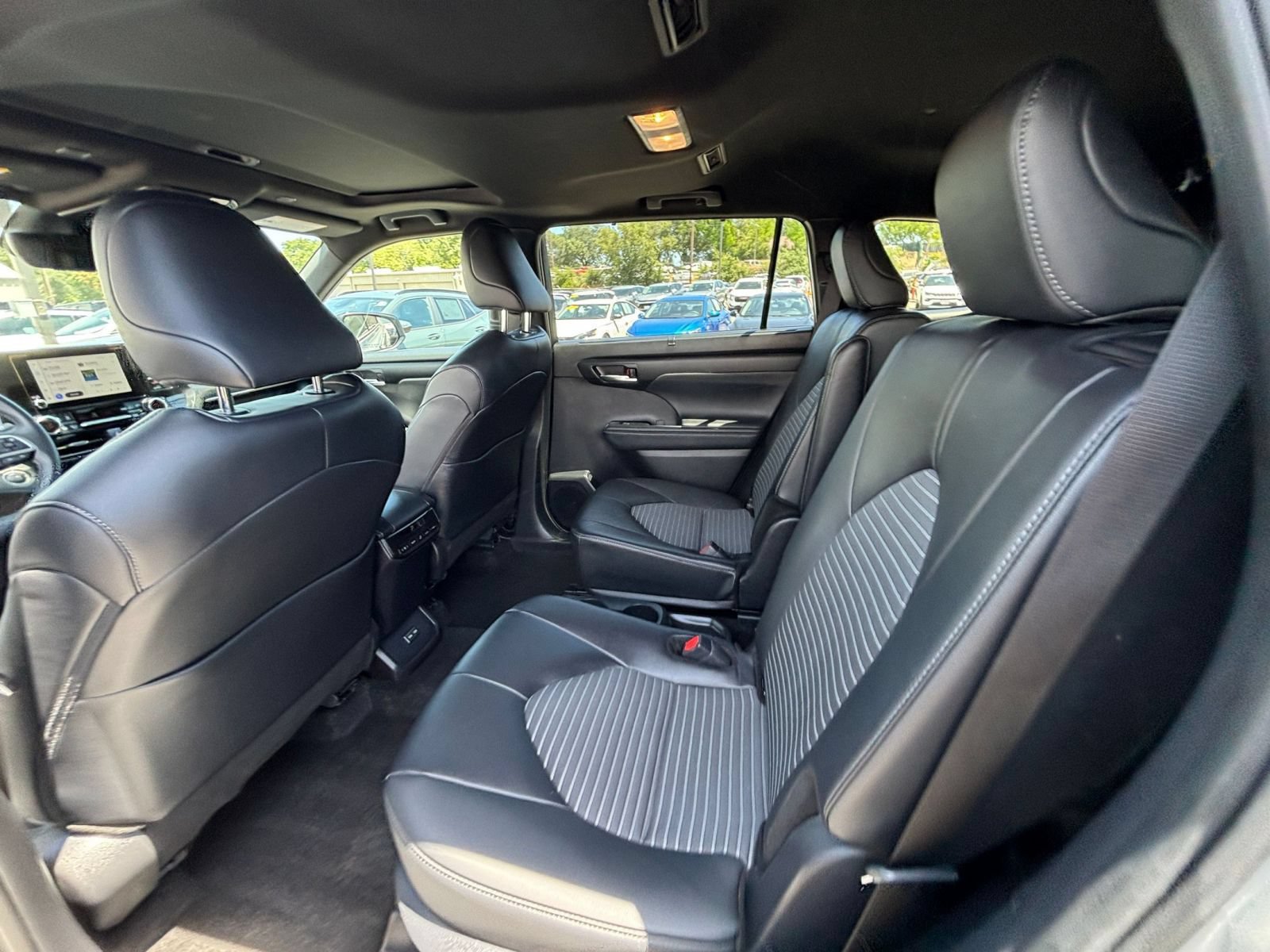 Used 2025 Toyota Highlander XSE AWD/4WD image 27