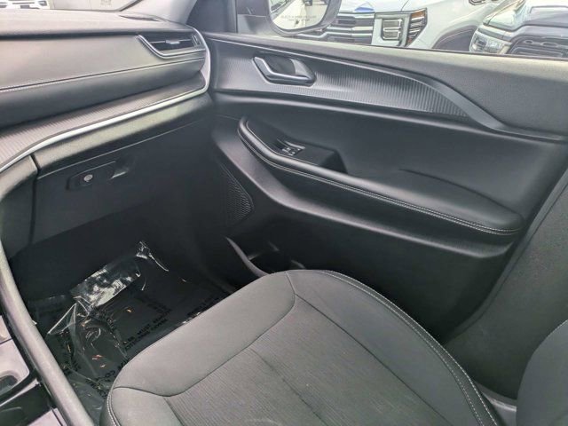 Used 2023 Jeep Grand Cherokee Laredo w/ Luxury Tech Group I AWD/4WD image 18