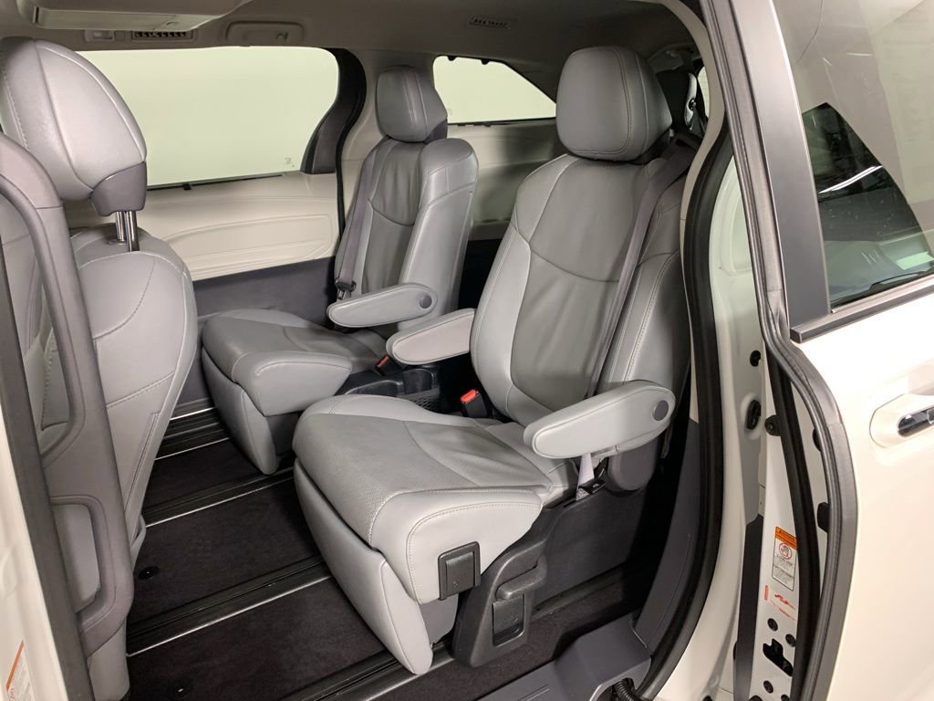 Used 2023 Toyota Sienna Limited FWD image 33
