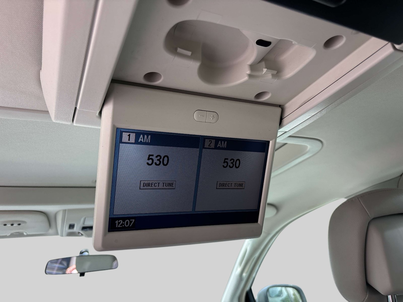 Used 2010 Chrysler Town & Country Touring Plus FWD image 12