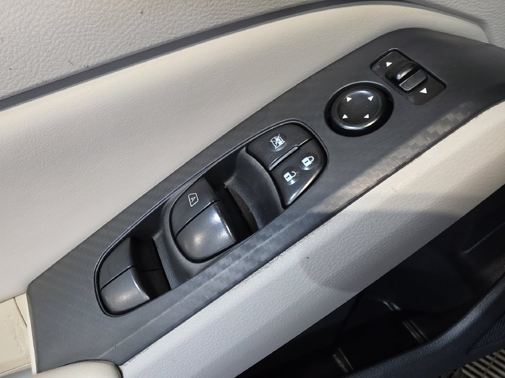 Used 2025 Nissan Altima 2.5 SV FWD image 15