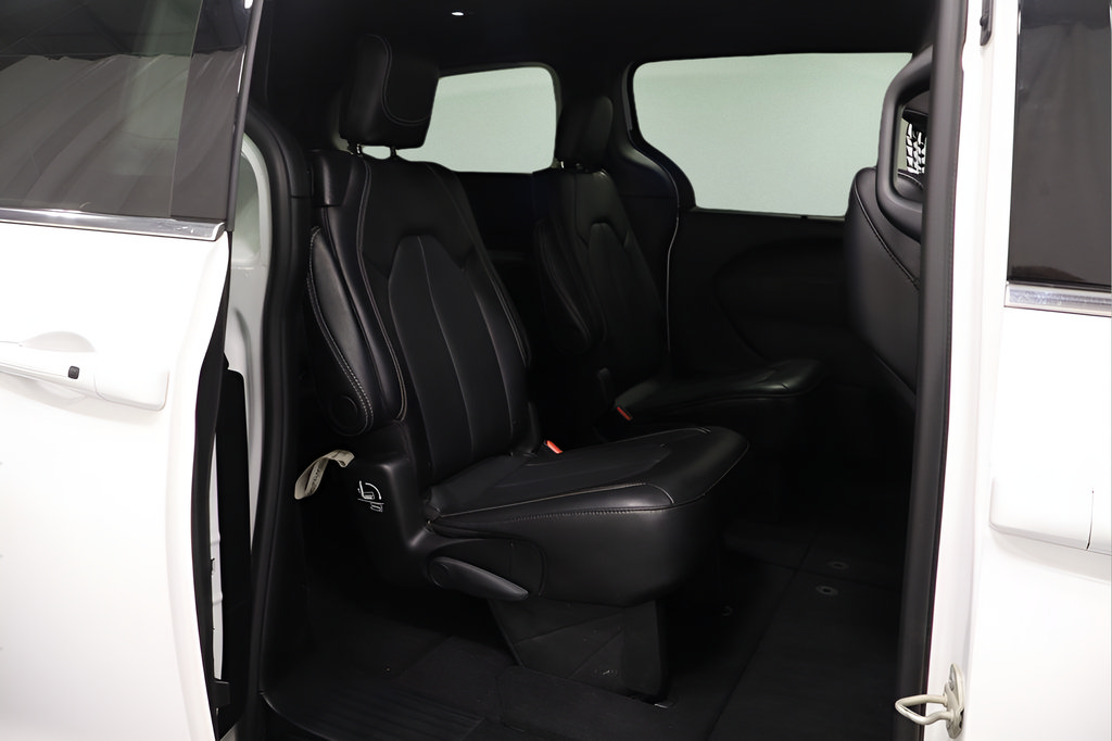 Used 2025 Chrysler Pacifica Select FWD image 17