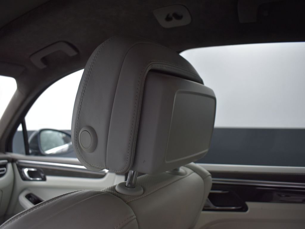 Used 2020 Porsche Macan Turbo image 16