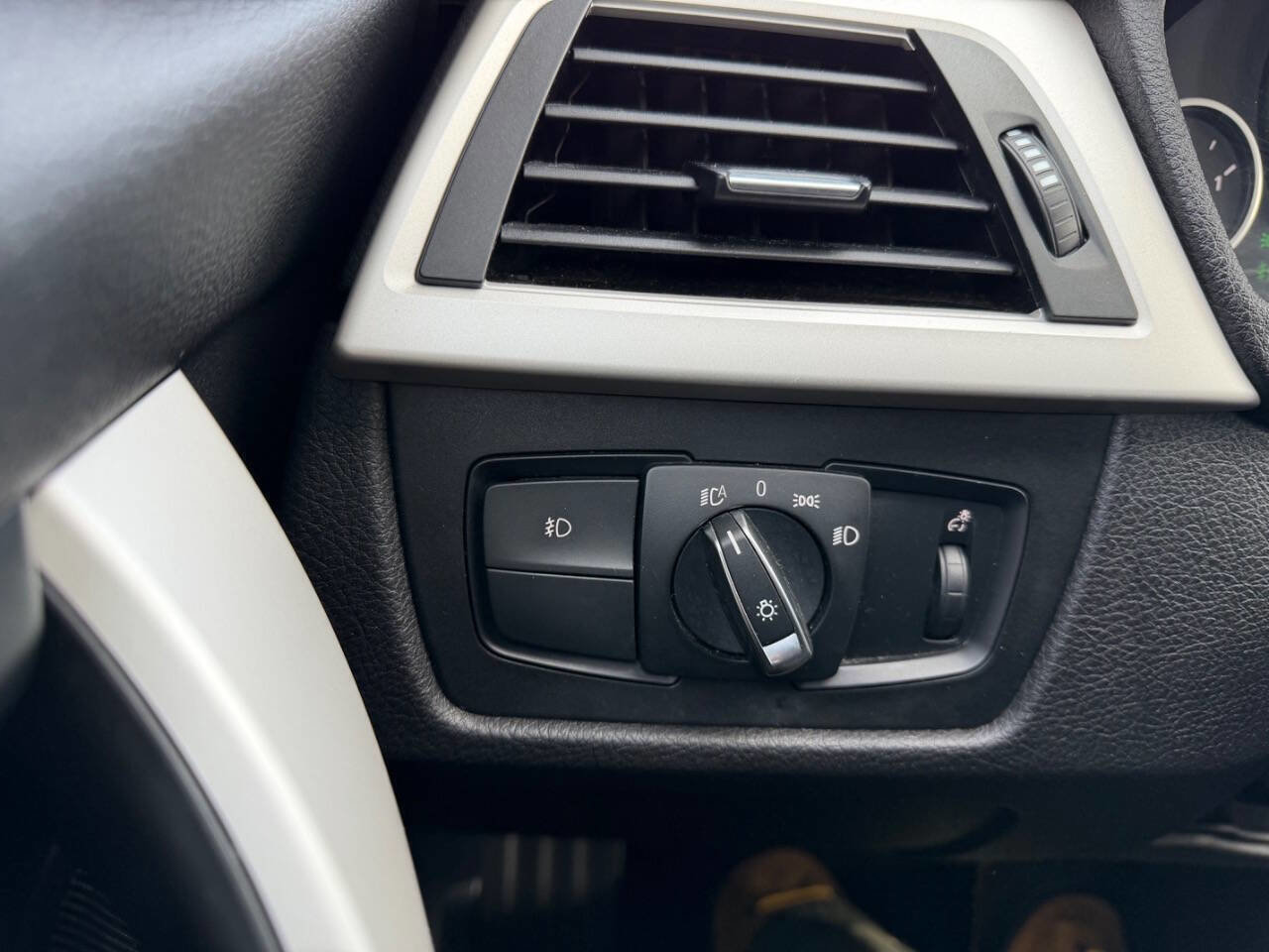 Used 2018 BMW 320i xDrive Sedan image 11