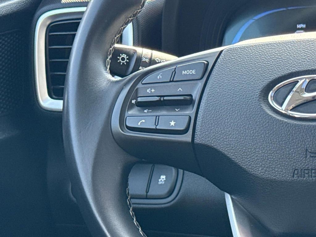 Used 2025 Hyundai Venue SEL image 15